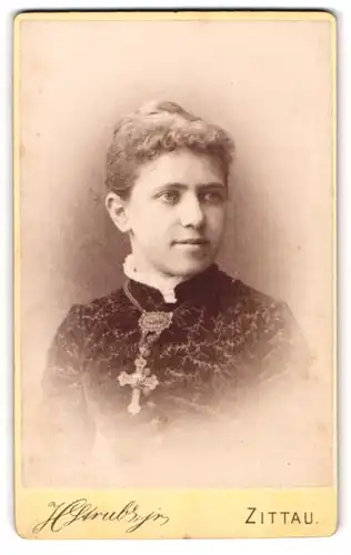 Fotografie H. Strube jr., Zittau, Portrait junge Dame mit Hochsteckfrisur und Kreuzkette