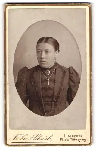 Fotografie Fr. Xav. Schröck, Laufen, Brustportrait bürgerliche Dame mit zurückgebundenem Haar