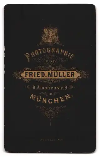Fotografie Fried. Müller, München, Portrait junger Herr im Anzug mit Fliege und Schnurrbart