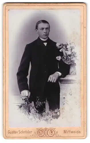 Fotografie Gustav Schröder, Mittweida, Portrait junger Mann im Anzug mit Krawatte
