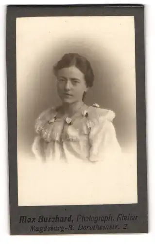 Fotografie Max Burchard, Magdeburg-B., Portrait junge Dame im hübschen Kleid