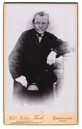 Fotografie Johs. Julius Thiele, Oberhausen / Rheinl., Portrait älterer Herr im Anzug mit Fliege