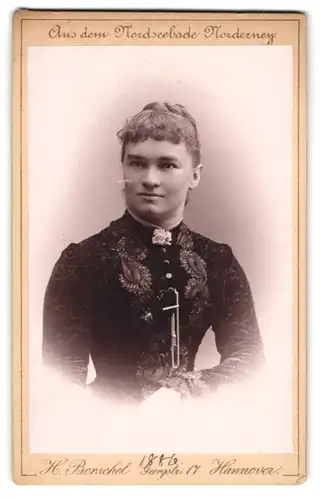 Fotografie H. Borschel, Hannover, Portrait junge Dame mit hochgestecktem Haar