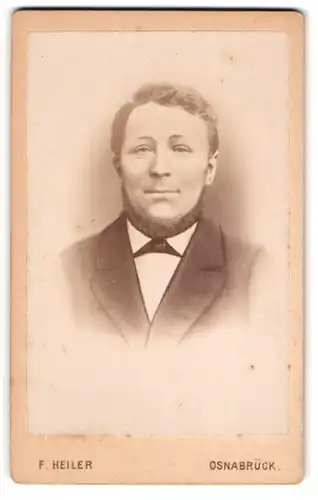 Fotografie F. Heiler, Osnabrück, Portrait stattlicher Herr im Anzug mit Bart