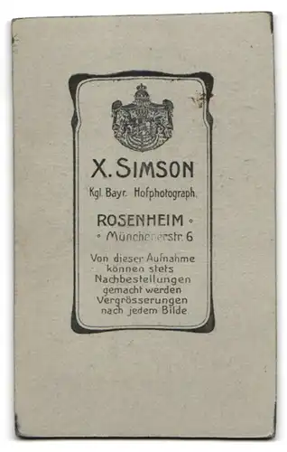 Fotografie X. Simson, Rosenheim, Portrait bürgerliche Dame in weisser Bluse an Tisch gelehnt