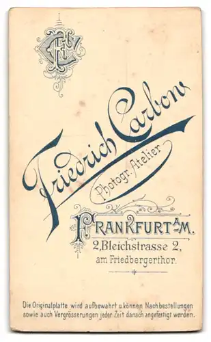 Fotografie Friedrich Carbon, Frankfurt a / M., Portrait charmanter Herr im Anzug mit Fliege