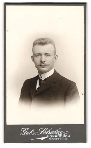 Fotografie Gebr. Schulze, Osnabrück, Portrait junger Herr im Anzug mit Krawatte und Schnurrbart