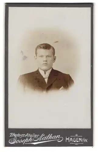 Fotografie Joseph Nathan, Hagen i / W., Portrait junger Herr im Anzug mit Krawatte