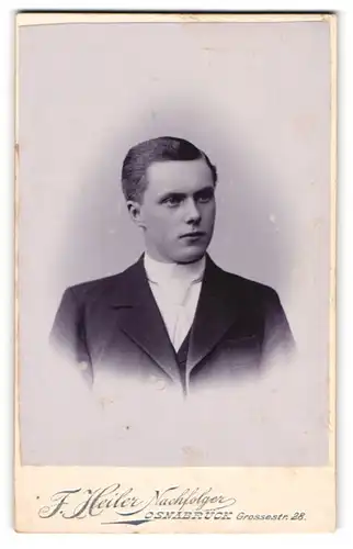Fotografie F. Heiler Nachfolger, Osnabrück, Portrait junger Herr im Anzug mit Fliege
