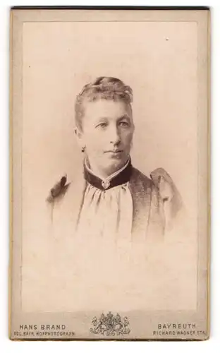 Fotografie Hans Brand, Bayreuth, Portrait bürgerliche Dame in modischer Kleidung