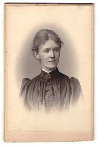 Fotografie Friedrich Müller, München, Portrait junge Dame mit zurückgebundenem Haar