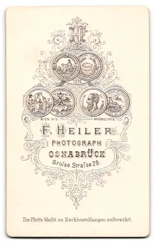 Fotografie F. Heiler, Osnabrück, Portrait niedliches Baby im langen weissen Kleid