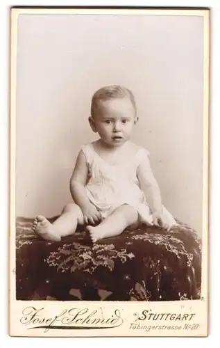 Fotografie Josef Schmid, Stuttgart, Portrait niedliches Kleinkind im weissen Hemd auf Tisch sitzend