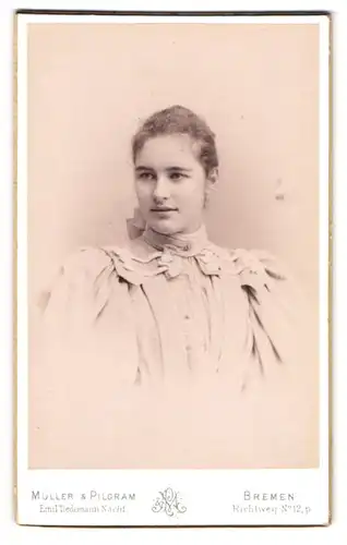 Fotografie Müller & Pilgram, Bremen, Portrait junge Dame mit zurückgebundenem Haar