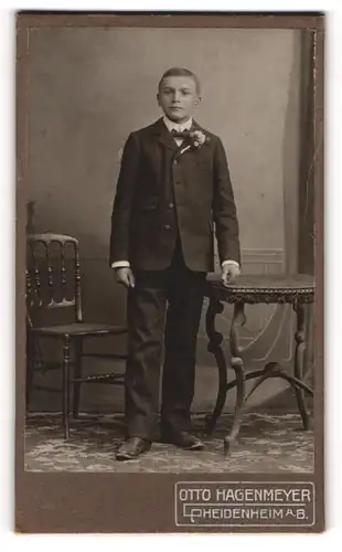 Fotografie Otto Hagenmeyer, Heidenheim a / Brenz, Portrait junger Mann im Anzug mit Fliege und Ansteckblumen