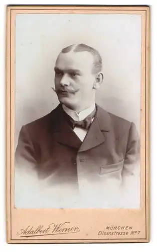 Fotografie Adalbert Werner, München, Portrait elegant gekleideter Herr mit Fliege und Schnauzbart