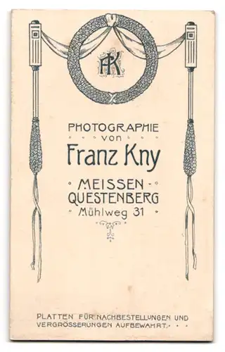 Fotografie Franz Kny, Meissen, Portrait niedliches Kleinkind im weissen Hemd auf Fell sitzend