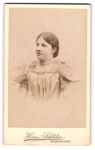 Fotografie Hermann Schlüter, Magdeburg, Portrait junge Dame im hübschen Kleid mit Halskette