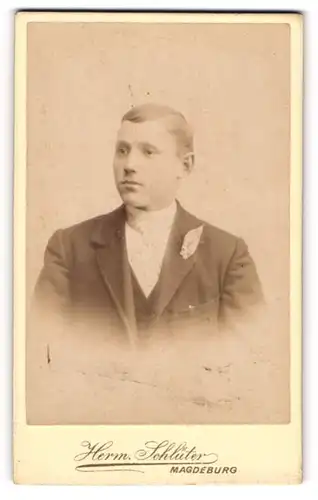Fotografie Hermann Schlüter, Magdeburg, Portrait junger Herr im Anzug mit Krawatte