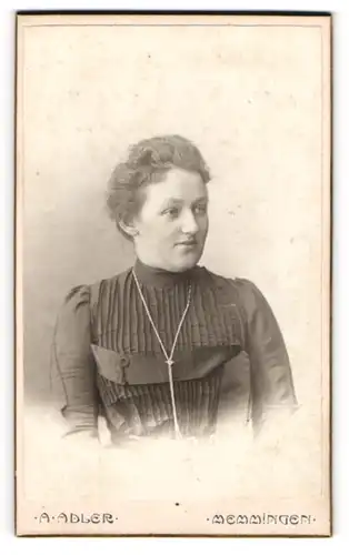 Fotografie A. Adler, Memmingen, Portrait bürgerliche Dame in zeitgenössischer Kleidung