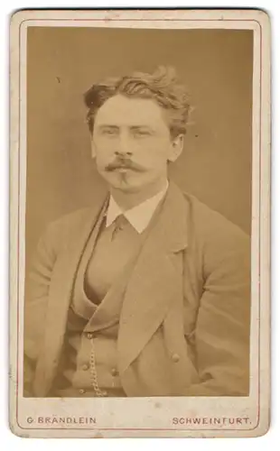 Fotografie G. Brändlein, Schweinfurt, Portrait junger Herr in eleganter Kleidung mit Schnurrbart