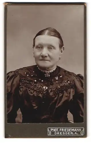Fotografie Tr. Friedemann, Dresden-A, Portrait ältere Dame im eleganten Kleid mit Perlenbesatz