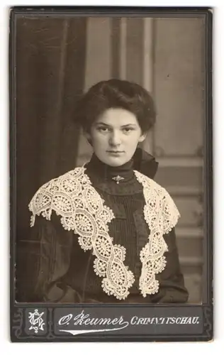 Fotografie O. Zeumer, Crimmitschau, Portrait junge Dame im eleganten Kleid mit Spitze