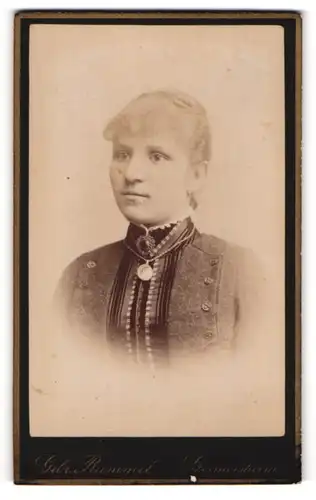 Fotografie Gebr. Rummel, Germersheim, Portrait junge Dame in hübscher Kleidung mit Medaillon