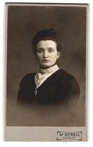 Fotografie W. Streil, Soest, Portrait junge Dame in eleganter Kleidung
