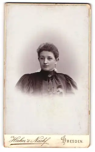 Fotografie Hahn`s Nachfl., Dresden, Portrait junge Dame im eleganten Kleid mit Puffärmeln