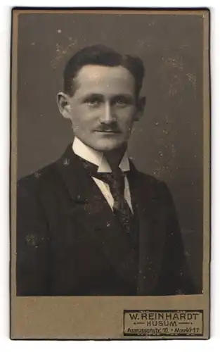 Fotografie W. Reinhardt, Husum, Portrait junger Herr im Anzug mit Krawatte