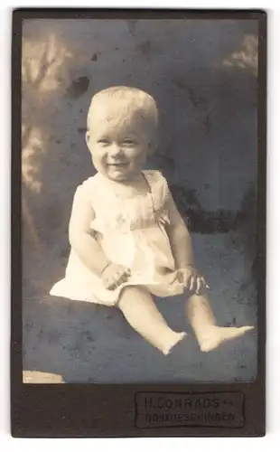 Fotografie H. Conrads, Donaueschingen, Portrait süsses blondes Mädchen mit niedlichem Grinsen