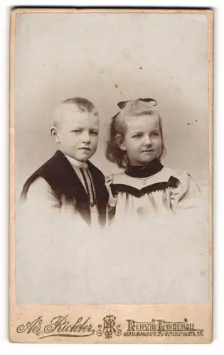 Fotografie Ad. Richter, Leipzig-Lindenau, Portrait niedliches Kinderpaar in hübscher Kleidung