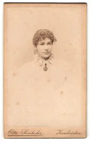 Fotografie Otto Samhaber, Zweibrücken, Portrait hübsches Fräulein mit lockigem Haar und Brosche am Blusenkragen