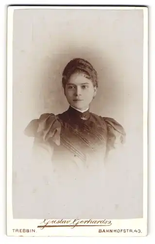 Fotografie Gustav Gerhards, Trebbin, Portrait bildschönes Fräulein in gerüschter Bluse
