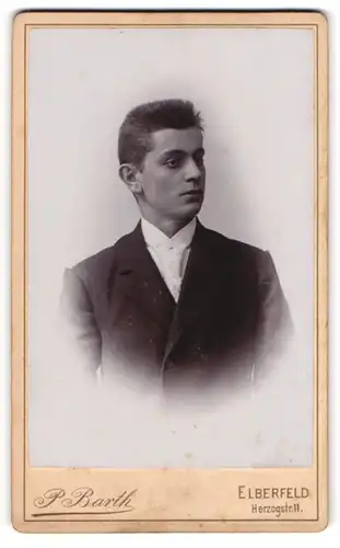 Fotografie P. Barth, Elberfeld, Portrait dunkelhaariger charmanter Mann in Krawatte und Jackett