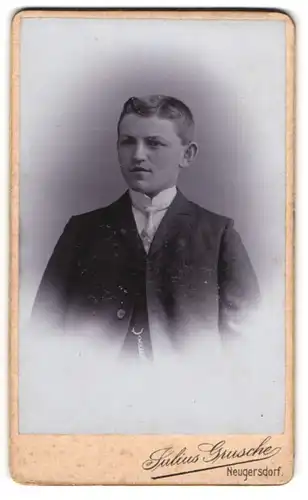 Fotografie Julius Grusche, Neugersdorf, Portrait hübscher Bube in Krawatte und Jackett