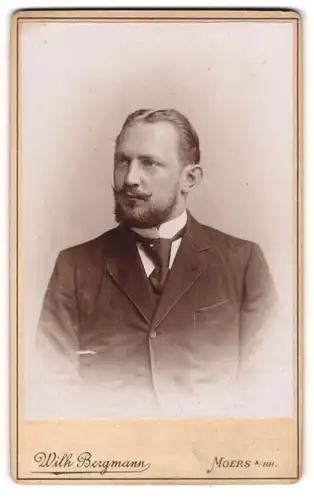 Fotografie Wilh. Bergmann, Moers am Rh., Portrait stattlicher junger Mann mit Bart