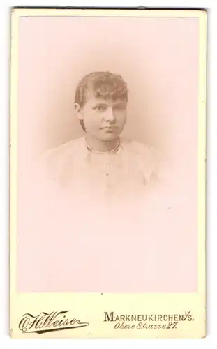 Fotografie O. H. Weise, Markneukirchen i. S., Portrait bildschönes Fräulein mit Perlenhalskette