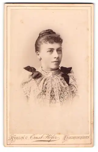 Fotografie Ernst Höfer, Friedrichshagen, Portrait bildschönes Fräulein mit Dutt und Stickerei am Kleid