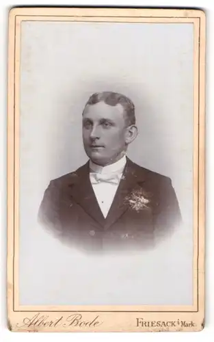 Fotografie Albert Bode, Friesack i. Mark, Portrait elegant gekleideter Mann mit Ansteckblume am Jackett