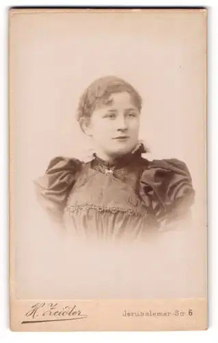 Fotografie H. Zeidler, Berlin, Portrait hübsches Fräulein in gerüschter Bluse und Brosche am Kragen