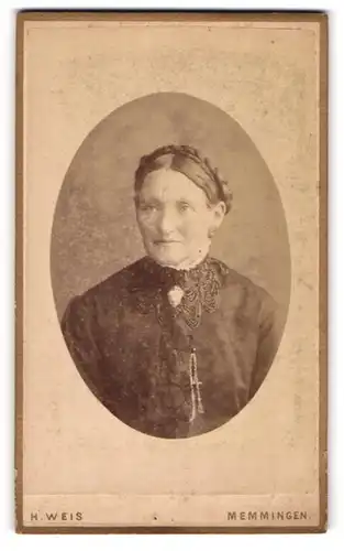 Fotografie H. Weis, Memmingen, Portrait betagte hübsche Dame mit Flechtdutt