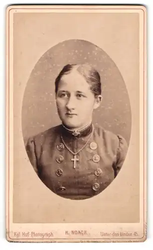 Fotografie H. Noack, Berlin, Portrait bildschöne junge Frau mit Halskette und Brosche am Kleiderkragen