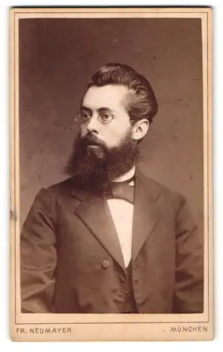Fotografie Fr. Neumayer, München, Portrait stattlicher junger Mann mit Vollbart und Brille