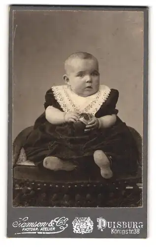 Fotografie Samson & Co., Duisburg, Portrait bezauberndes Kleinkind mit Ball in den Händen