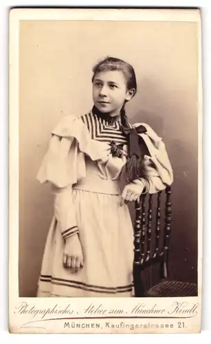 Fotografie Atelier zum Müncher Kindl, München, Portrait junges Mädchen mit geflochtenem Zopf