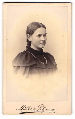 Fotografie Müller & Pilgram, Bremen, Portrait lächelndes junges Mädchen