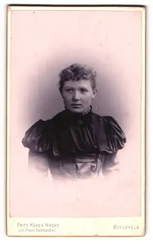 Fotografie Fritz Küken Nachf., Bielefeld, Portrait junge Frau in edler Bluse