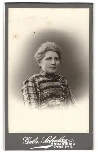 Fotografie Gebr. Schulze, Osnabrück, Portrait Dame in edler Bluse